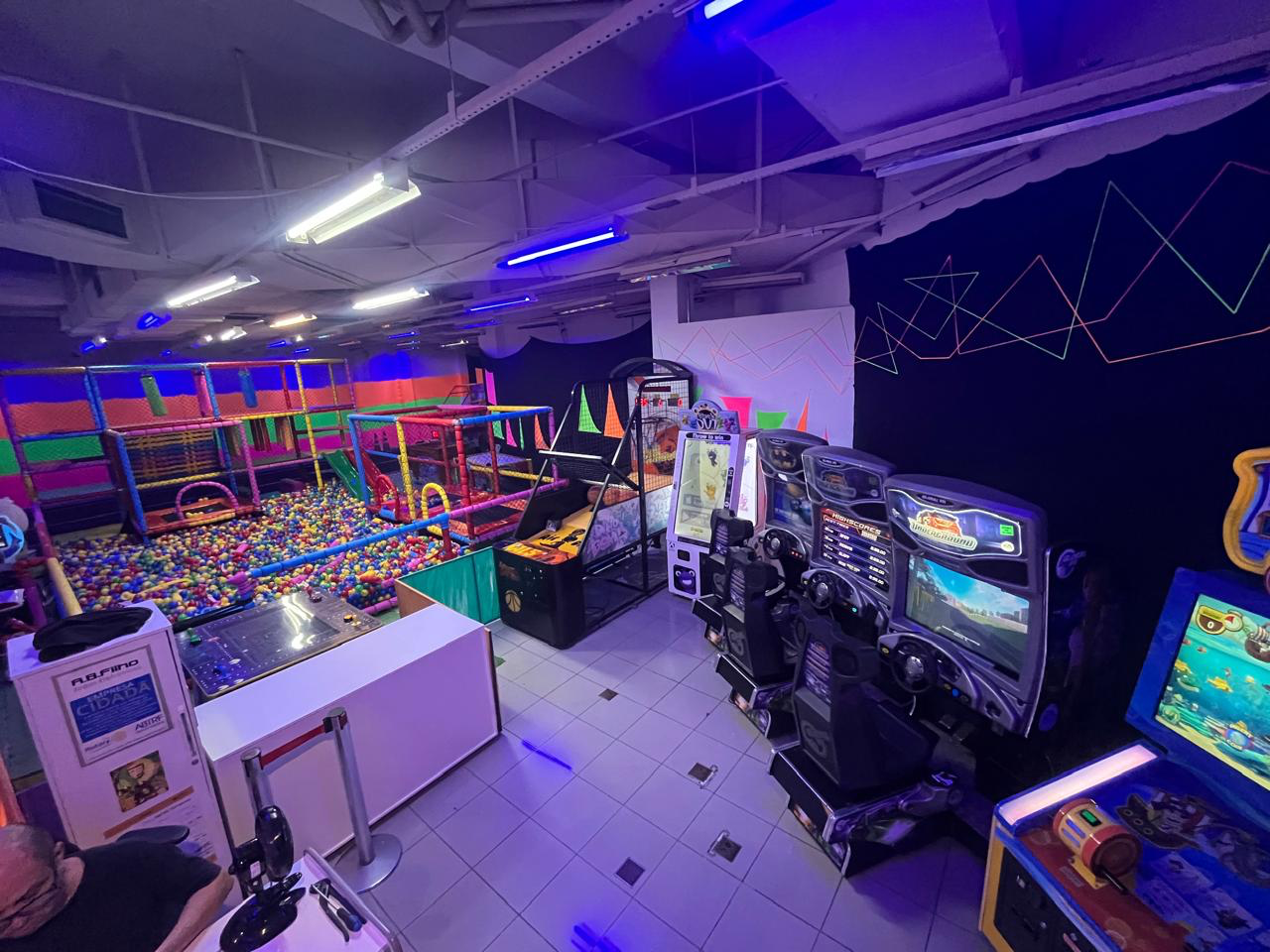 Área de fliperamas e jogos eletrônicos da Estação Game