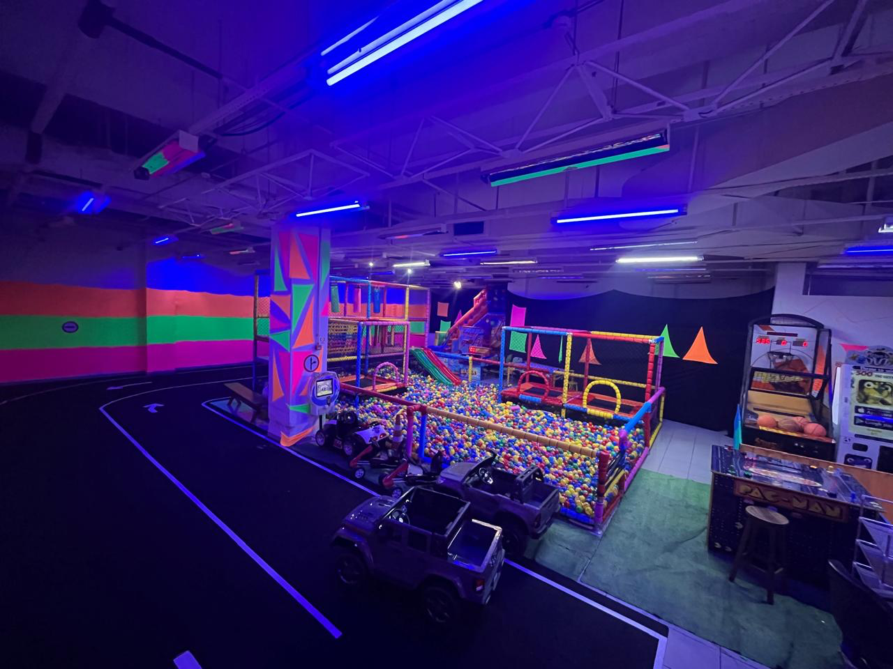 Parque infantil da Estação Game com piscina de bolinhas, carrinhos elétricos e brinquedão